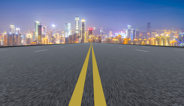 道路路面和城市天際線