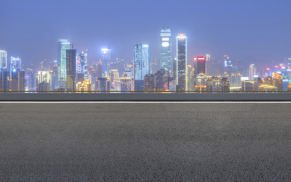 道路路面和城市天際線