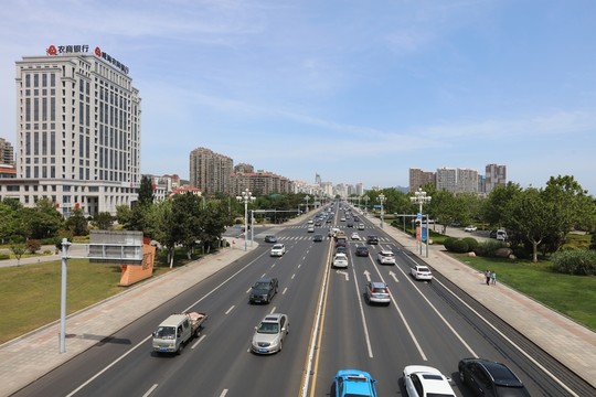筆直的城市街道