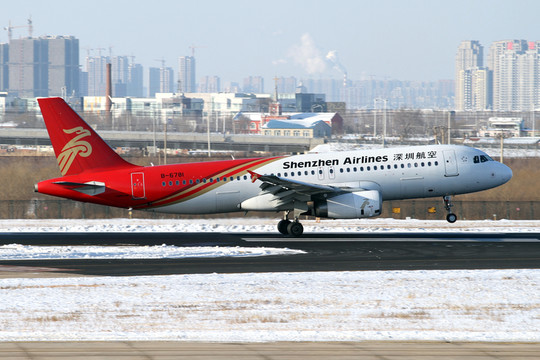 飛機(jī)降落 雪后的機(jī)場(chǎng)跑道