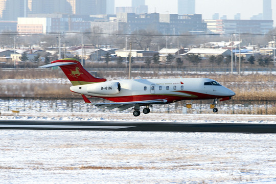 飛機(jī)降落 雪后的機(jī)場跑道