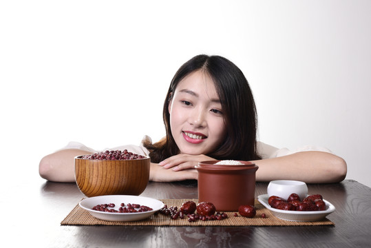 趴在桌面上的女人