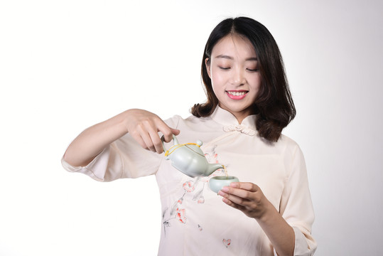 正在倒茶的女人