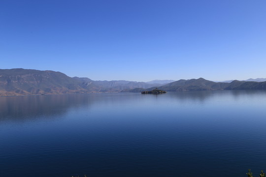 湖光十色