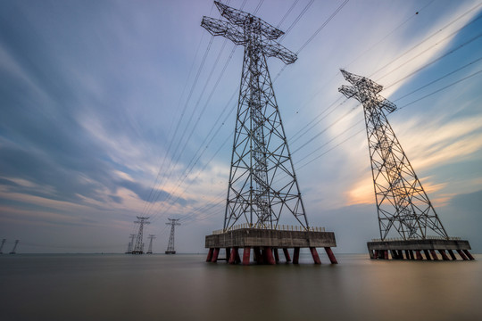 深圳西灣公園海面上的高壓輸電線