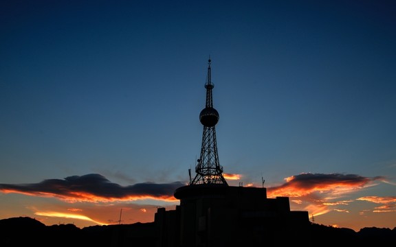 夕陽通訊塔