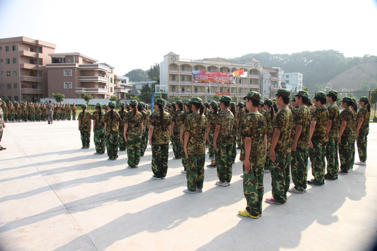 大學(xué)新生軍訓(xùn) 列隊(duì)