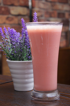 草莓奶昔 lassi 酸乳