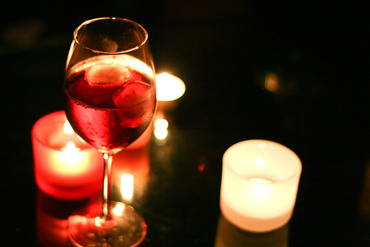 燭光里的紅酒杯