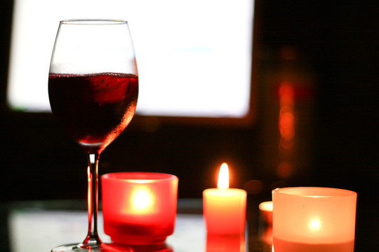 燭光里的紅酒杯