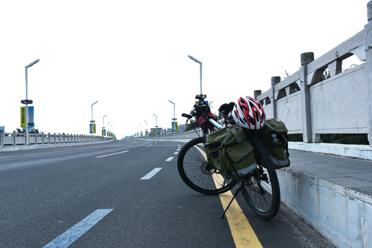 公路邊的自行車