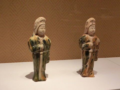 唐代三彩執(zhí)弓陶俑