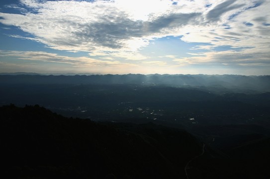 夕陽下的山川云彩