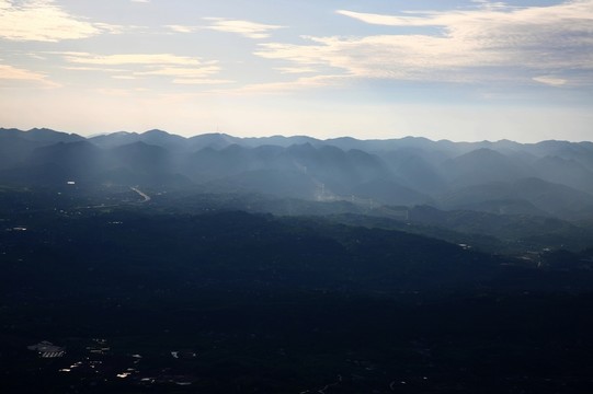 夕陽下的山川云彩