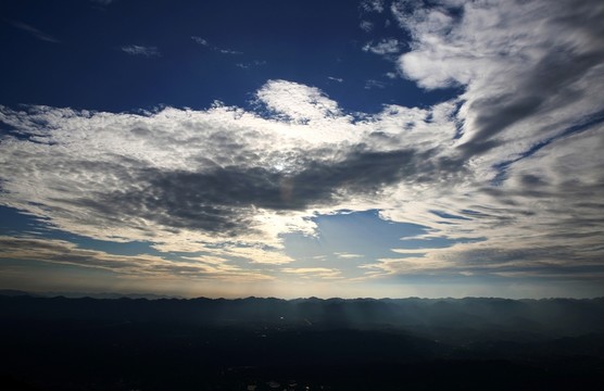 夕陽下的山川云彩