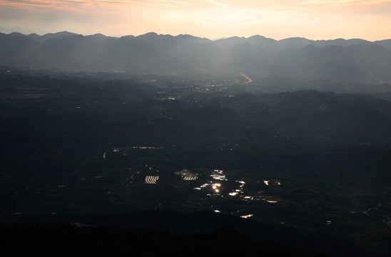 夕陽下的山川云彩