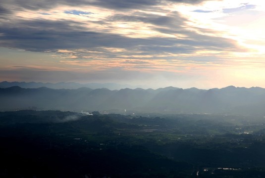 夕陽下的山川云彩