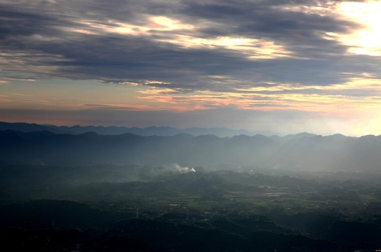 夕陽(yáng)下的山川云彩