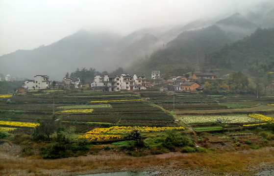 山村雨景