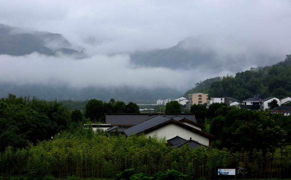 白霧中的古居