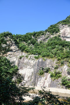 山間河流