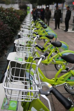 停放整齊的公共自行車