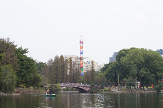 碧綠湖水倒影石拱橋