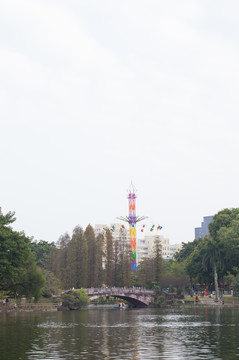 碧綠湖水倒影石拱橋