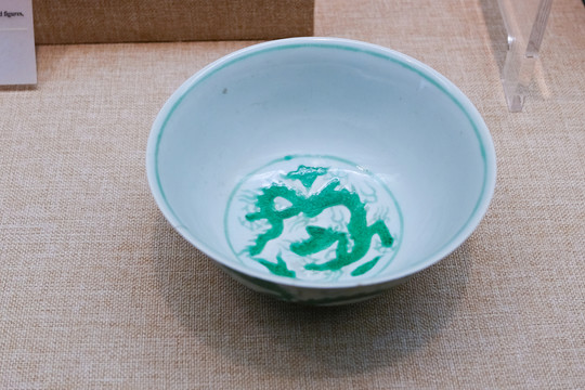景德鎮(zhèn)官窯白釉綠龍紋碗