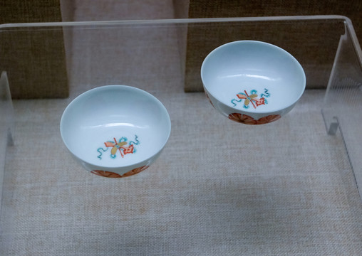 景德鎮(zhèn)官窯紅彩團(tuán)花小杯
