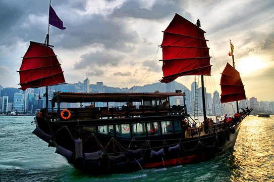 維多利亞港的紅帆船
