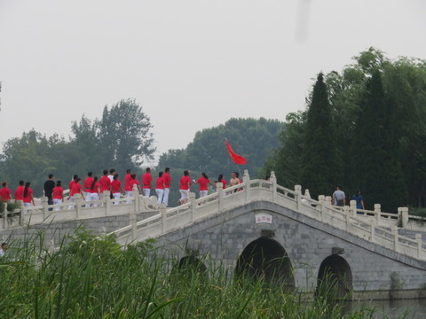 公園健步走人群