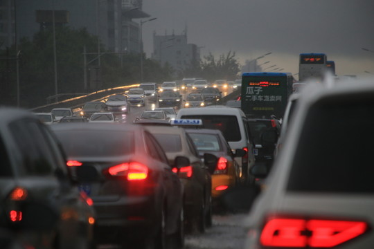 早高峰暴雨