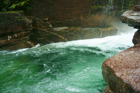 山泉溪流