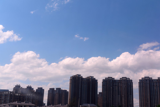 白云藍天房子