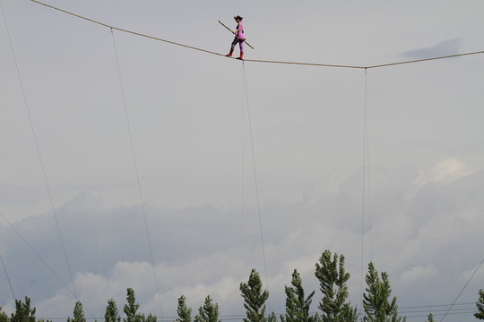 高空走鋼絲