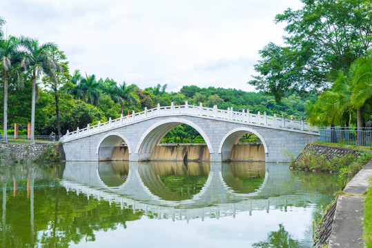 廣西革命紀(jì)念館湖水倒影拱橋