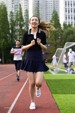 正在跑步的女學(xué)生
