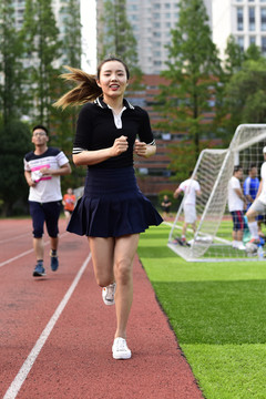正在跑步的女學(xué)生