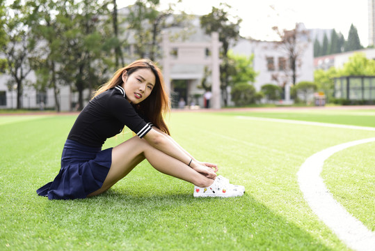 校園操場上的女學生