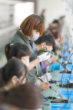 裝配工人 流水線生產(chǎn)