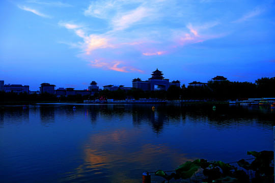 湖畔風(fēng)光