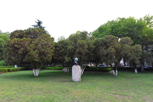 王統(tǒng)照雕塑公園