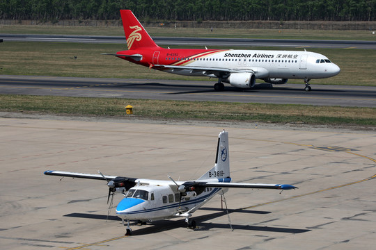 飛機滑行 深圳航空 運12