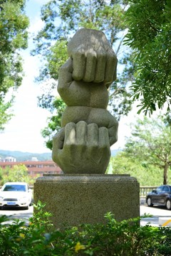 手拉手雕塑 紀中三鑫中學(xué)