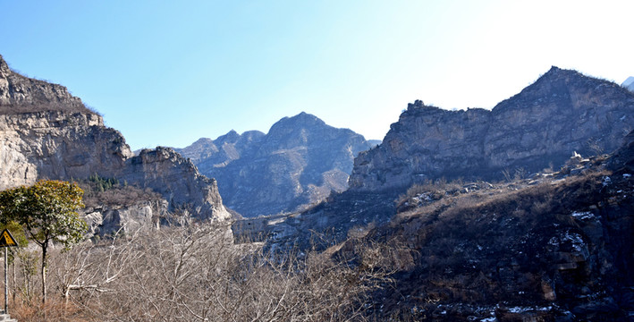 冬季的山巒風景圖