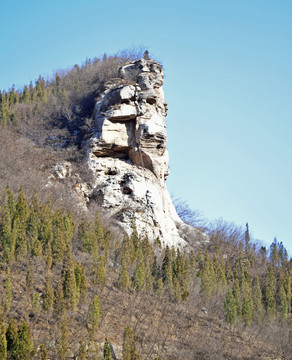 山嶺上的石頭山峰