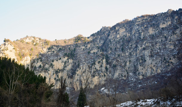 小雪后的山嶺景觀