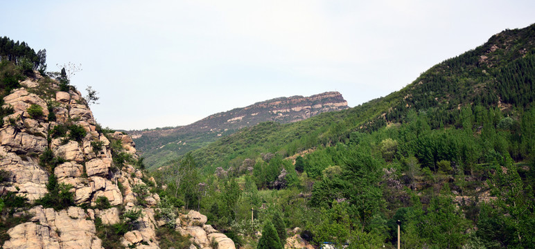 層疊的山嶺圖片
