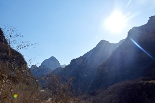 群山中的冬日陽光